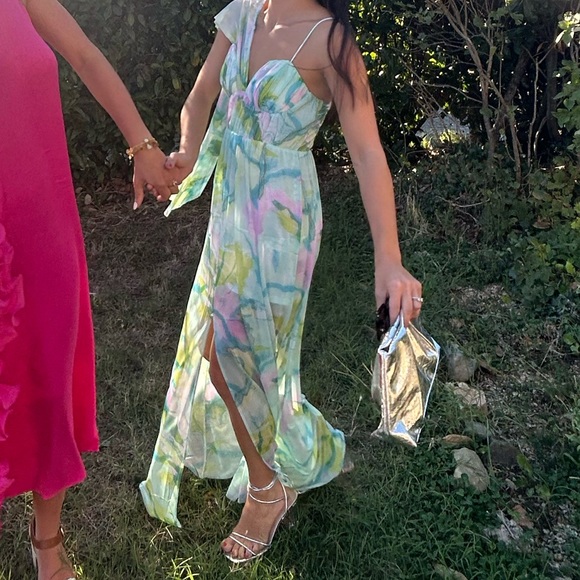 ASOS DESIGN cami mesh maxi dress with sash in blue smudge floral print - Picture 2 of 4